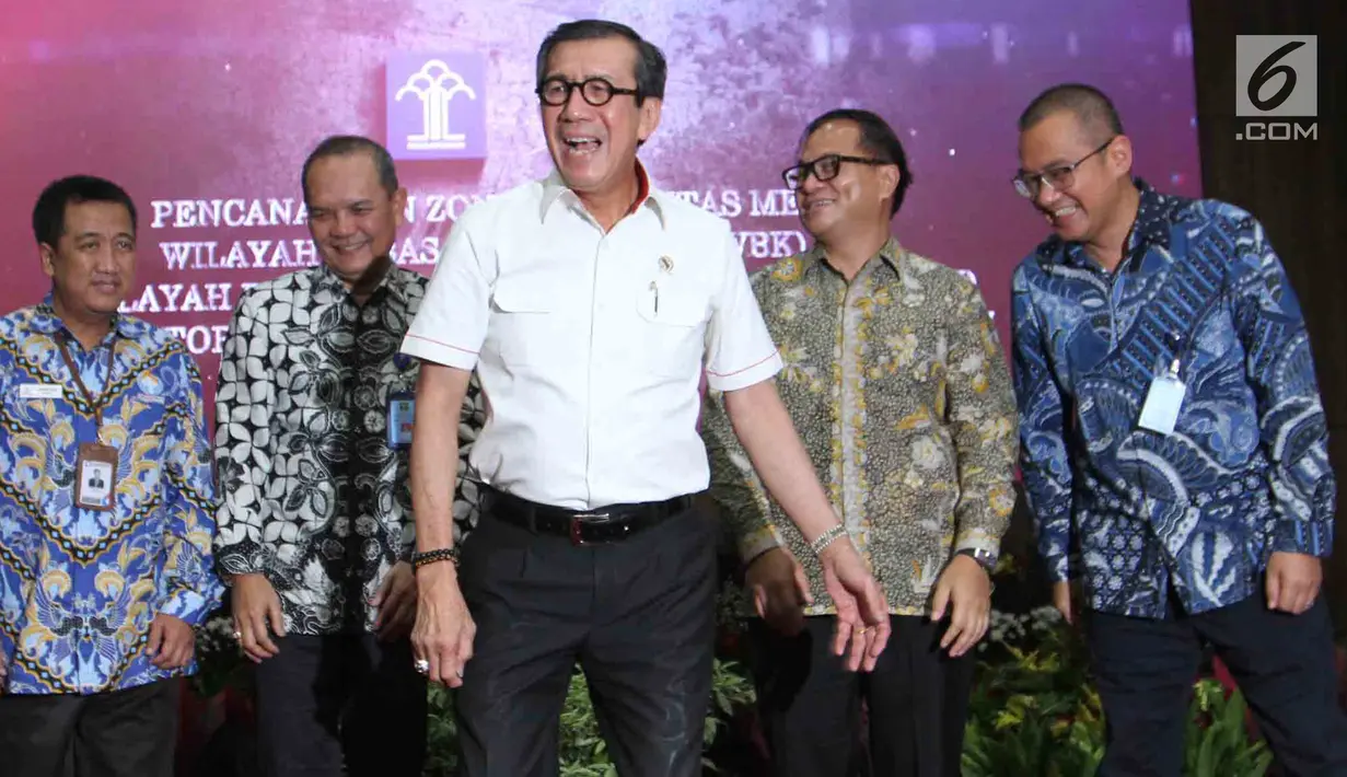 Menkumham Yasonna H. Laoly (depan) usai penandatanganan perjanjian kerja sama di Jakarta, Kamis (1/8/2019). Bank Mandiri menyediakan fasilitas layanan pembayaran PNBP secara online/realtime melalui Mandiri ATM, Mandiri Online, Mandiri EDC Mini ATM dan Cabang Bank Mandiri. (Liputan6.com/Angga Yuniar)