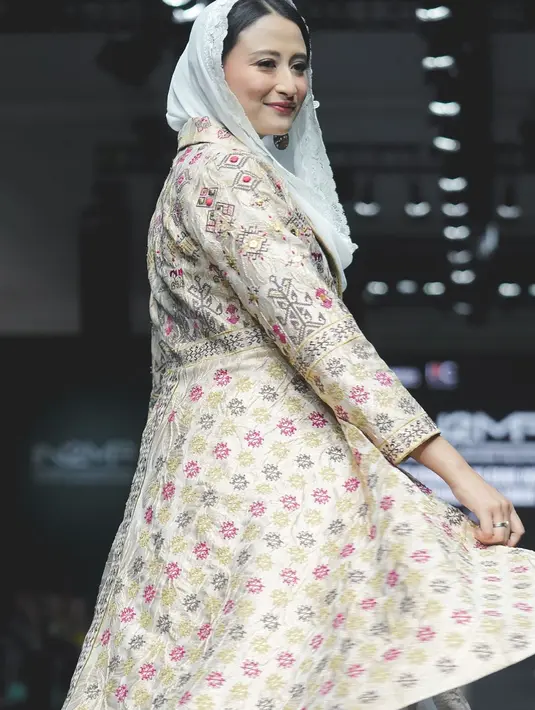 Dyah Roro mengenakan outerwear panjang berpotongan asimetris. Outer tersebut hadir dengan detail motif wastra khas Jawa Timur dalam palet warna lembut yang elegan. [@dyahroroestiwp].