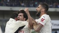 Sandro Tonali dari AC Milan, tengah, merayakan gol 1-2 pada pertandingan sepak bola Serie A antara Hellas Verona dan AC Milan di Stadion Marcantonio Bentegodi, Verona, Italia, Minggu 8 Mei 2022. (Paola Garbuio/LaPresse via AP)