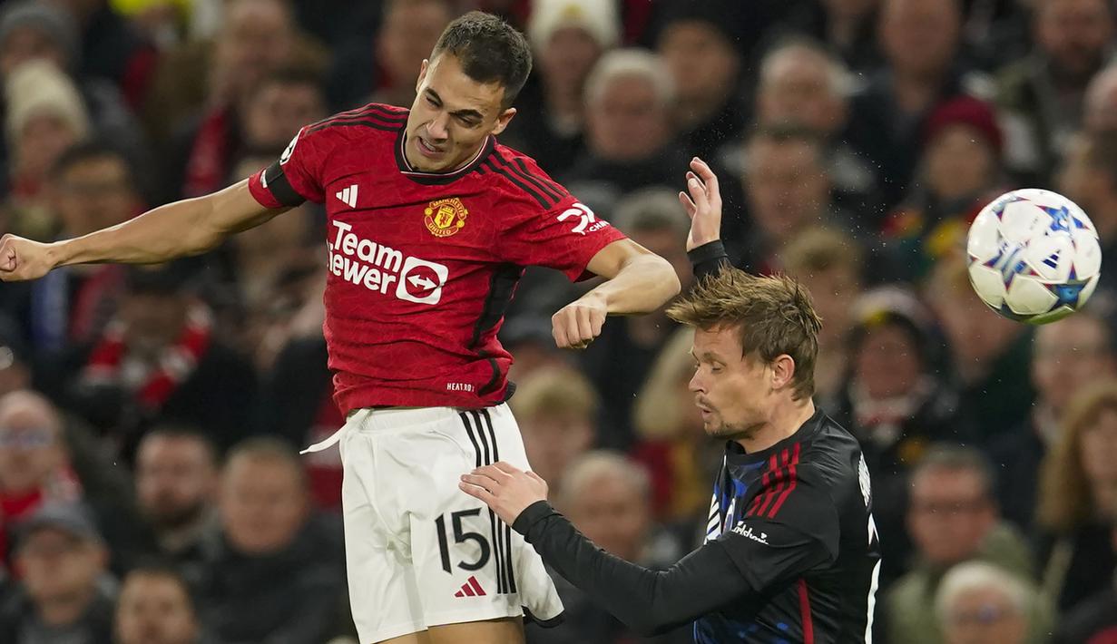 Bek Manchester United, Sergio Reguilon (kiri) memenangi duel udara dengan bek FC Copenhagen, Peter Ankersen pada laga matchday ketiga Grup A Liga Champions 2023/2024 di Old Trafford Stadium, Rabu (25/10/2023) dini hari WIB. (AP Photo/Dave Thompson)