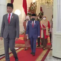 Melihat kekompakan Presiden Jokowi dan Wapres Ma'ruf Amin kenakan jas di Upacara Penurunan Bendera Merah Putih (Tangkapan Layar YouTube Sekretariat Presiden)
