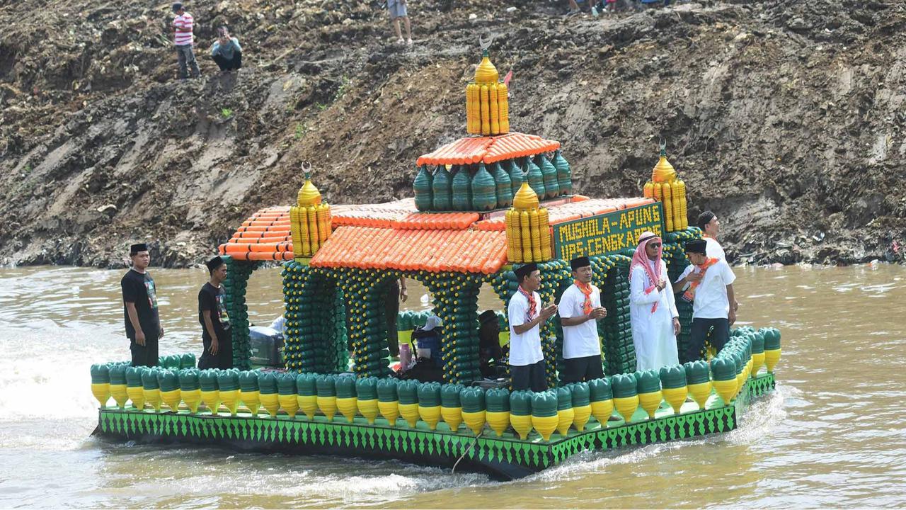 Foto: Seru! Festival Perahu Daur Ulang Hiasi Ciliwung, 43 Perahu Melaju dari Sampah Plastik