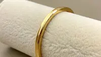 10 Model Gelang Polos Emas, Perak hingga Stainless yang Lengkapi Gaya Sehari-hari