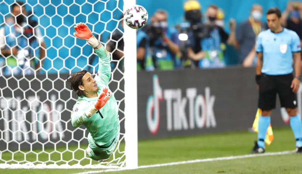 Kegemilangan Sommer menepis sepakan penalti Mbappe, eksekutor terakhir Prancis, memastikan pasukan Vladimir Petkovic ke perempat final Euro 2020. (Robert Ghement/Pool via AP)