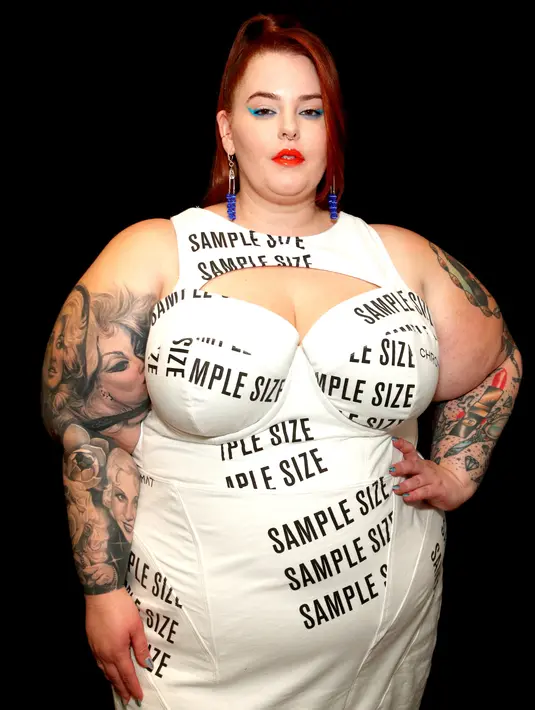 Tess Holliday, model dan aktivis bertubuh gemuk, bersiap di belakang panggung untuk show Chromat selama New York Fashion Week 2019 pada 7 September 2019. Model berbobot tubuh 137 kg tersebut tampil percaya diri mengenakan gaun panjang putih. (Astrid Stawiarz/Getty Images for TRESemme/AFP)