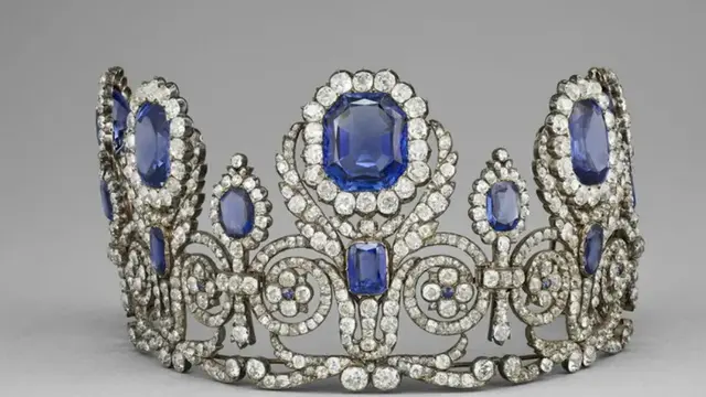 Tiara Safir Ratu Marie-Amélie dan Ratu Hortense. Dok. GRANDPALAISRMN / MUSÉE DU LOUVRE / DÉPARTEMENT DES OBJETS D'ART