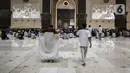 Umat muslim tiba untuk melaksanakan salat tarawih di Masjid Istiqlal, Jakarta, Senin (12/4/2021). Pemerintah menetapkan awal puasa atau 1 Ramadan 1442 H jatuh pada 13 April 2021 berdasarkan keputusan bulat dari berbagai ormas Islam hingga ahli astronomi dalam Sidang Isbat. (Liputan6.com/Johan Tallo)