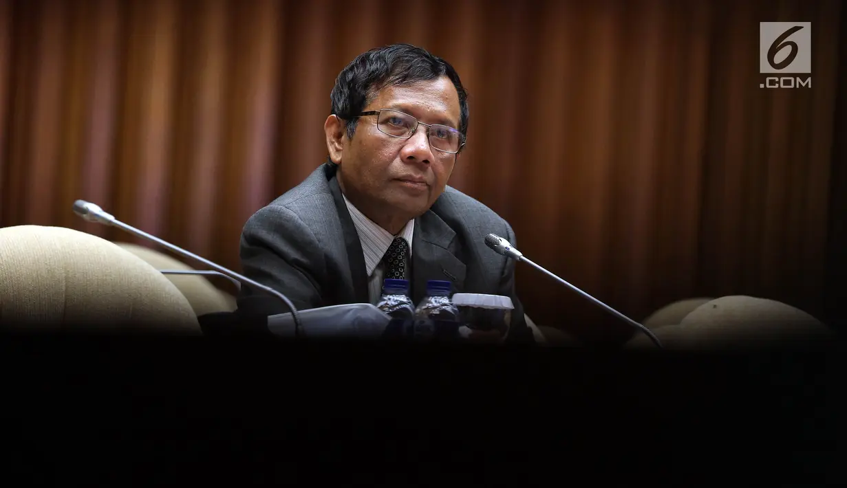 Mahfud MD hadir dalam rapat dengar pendapat umum dengan Panitia khusus hak angket KPK, di Komplek Parlemen Senayan, Jakarta, Selasa (18/7). Mahfud dimintai keterangan sebagai pakar ahli terhadap aspek kelembagaan KPK. (Liputan6.com/Johan Tallo)