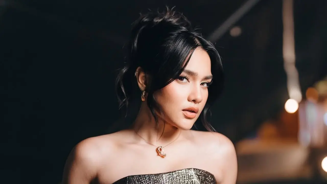 Pesona Memikat Davina Karamoy di Gala Premiere Love & 10 Million Dollar, Terlihat Mahal dengan Gaun Emas