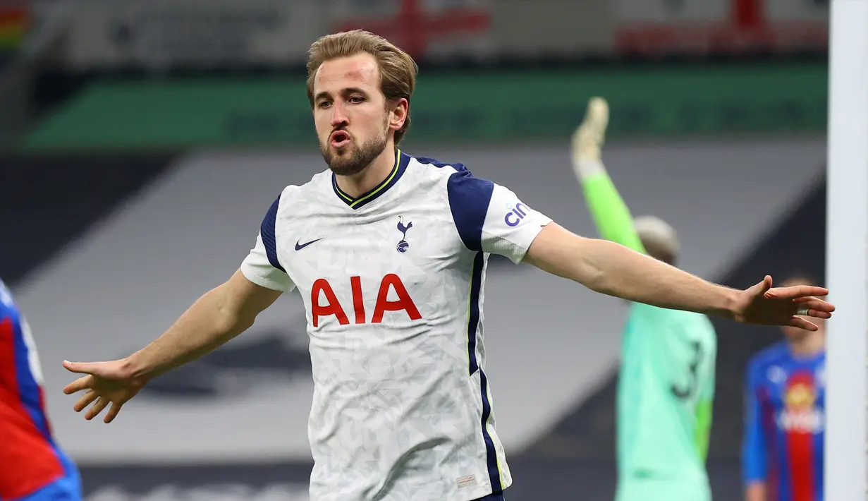 Harry Kane. Striker tertajam Premier League musim ini dengan 23 gol bisa dibaratkan sebagai raja tanpa mahkota. Ketajamannya seakan disia-siakan bersama Tottenham Hotspur. Hijrah ke Manchester City adalah opsi terbaik untuk meraih banyak gelar. (AFP/Julian Finney/Pool)