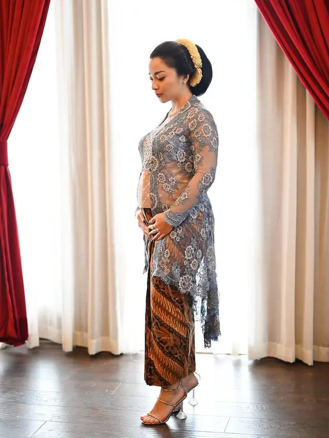 8 Potret Beda Gaya Nikita WIlly Pakai Kebaya saat Hamil Anak Pertama dan Kedua, Bumil Selalu Tampil Menawan
