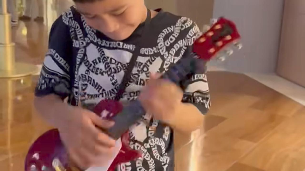 Potret Menggemaskan Rafathar Main Gitar Mungil Bergaya Bak Sang Kakek Gideon Tengker: Udah Mirip Belum?