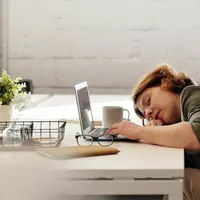 Ilustrasi mengantuk saat kerja. (Photo by Marcus Aurelius from Pexels)