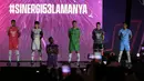 Kapten Persita Tangerang, Muhammad Toha (kiri ketiga) berpose mengenakan jersey kandang baru Persita Tangerang yang akan dipakai untuk mengarungi BRI Liga 1 musim 2022/2023 dalam acara Launching Team and Jersey Persita Tangerang di The Springs Club, Gading Serpong, Tangerang, Banten pada Kamis (21/06/2022). (Bola.com/Bagaskara Lazuardi)