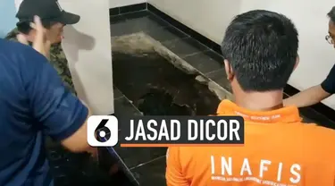 Sosok mayat pria di Jember, Jawa Timur ditemukan di bawah lantai musala rumahnya sendiri. Butuh waktu 4 jam tim menggali hingga mayat ditemukan.