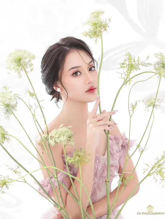 Kekasih dari Bara Valentino yang menuai banyak komentar dari para netizen yang menyebut dirinya bak bidadari. Tampil beda dari biasanya dengan style baru memang membuat penampilannya lebih menawan dan fresh. Sosoknya pun terlihat lebih dewasa dari biasanya. (Liputan6.com/IG/@estapramanita)