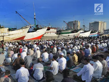 Umat muslim melaksanakan salat Idul Fitri di kawasan Pelabuhan Sunda Kelapa, Jakarta, Rabu (5/6/2019). Umat muslim seluruh Indonesia merayakan Hari Raya Idul Fitri 1440 Hijriah setelah sebelumnya melaksanakan puasa Ramadan selama sebulan penuh. (merdeka.com/Arie Basuki)