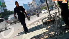 Sejumlah bangku taman di sepanjang Jl Gatot Subroto digergaji dan dicuri oleh orang iseng. (Liputan6.com/Miftahul Hayat)