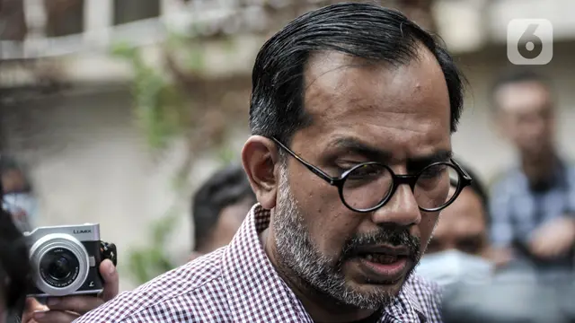 FOTO: Haris Azhar Diperiksa sebagai Tersangka Kasus Dugaan Pencemaran Nama Baik Luhut