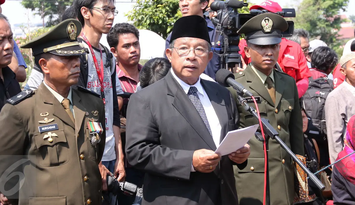 Menko Perekonomian Darmin Nasution saat menjadi inspektur upacara pemakaman Pengacara Senior Adnan Buyung Nasution di TPU Tanah Kusir, Jakarta Selatan, Kamis (24/9/2015). (Liputan6.com/Angga Yuniar)