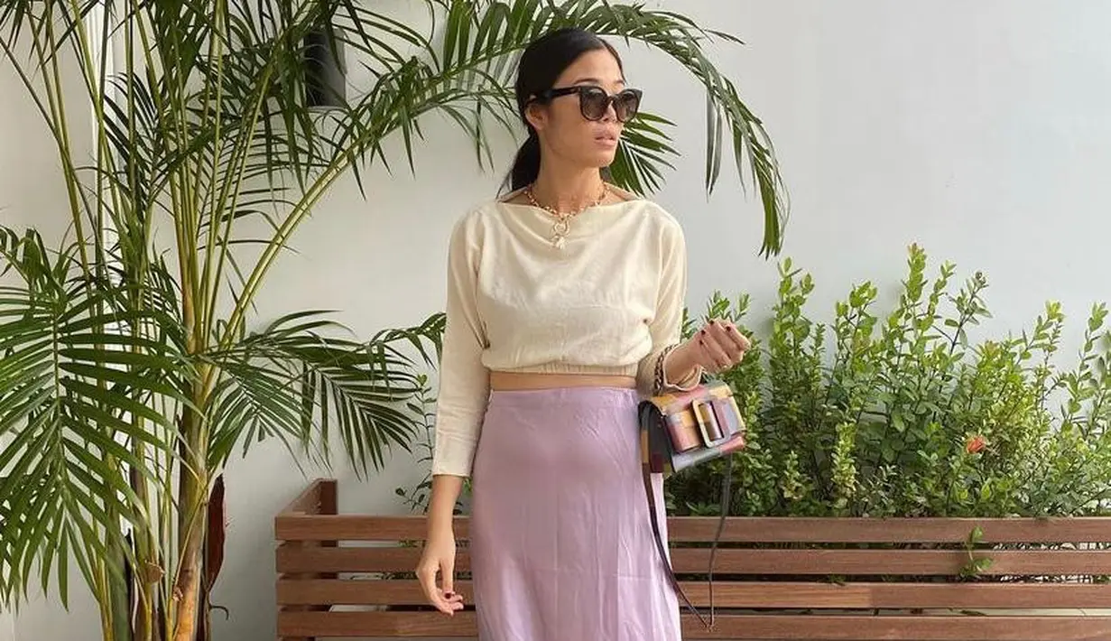Untuk kamu yang ingin tampil chic, bisa sontek gaya simple influencer Caroline Robianto satu ini. Padukan crop top broken white dengan rok warna lilac. (Instagram/sergeantkero).