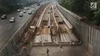 Penampakan kontruski pembangunan proyek kereta ringan (Light Rail Transit/LRT) di kawasan Kampung Makassar, Jakarta, Rabu (19/7). Proyek ini ditargetkan rampung pada tahun 2018. (Liputan6.com/Immanuel Antonius)