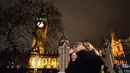 Pengunjuk rasa berpelukan usai pemungutan pemerintah Inggris pada aksi militer terhadap Negara Islam (IS) Suriah di London (2/11). Parlemen Inggris menyetujui serangan udara terhadap kelompok ISIS di Suriah. (AFP PHOTO/CHRIS Ratcliffe)