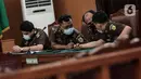 Suasana sidang permohonan peninjauan kembali (PK) yang diajukan oleh buronan kasus korupsi pengalihan hak tagih (cessie) Bank Bali, Djoko Tjandra di PN Jakarta Selatan, Senin (20/7/2020). PN Jakarta Selatan menunda sidang tersebut karena Djoko Tjandra dikabarkan sakit. (Liputan6.com/Johan Tallo)