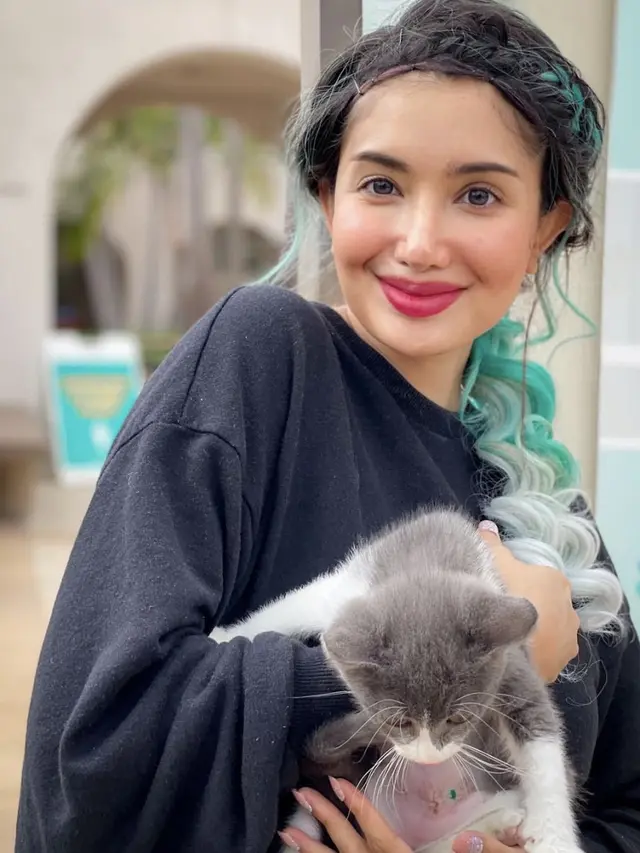 6 Potret Sheila Salsabila, Sahabat yang Sebut Marshanda Hilang di LA