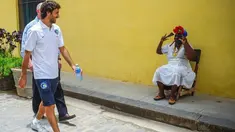 Raul Gonzales (kiri) pemain New York Cosmos berjalan di wilayah kota tua Havana, Kuba. (AFP/Yamil Lage)