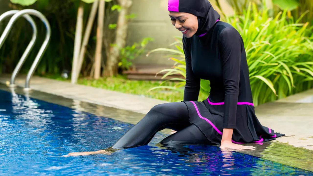 Tak ada alasan kalau hijab menjadi penghalang untukmu menjalankan hobi renang, simak tipsnya, yuk!