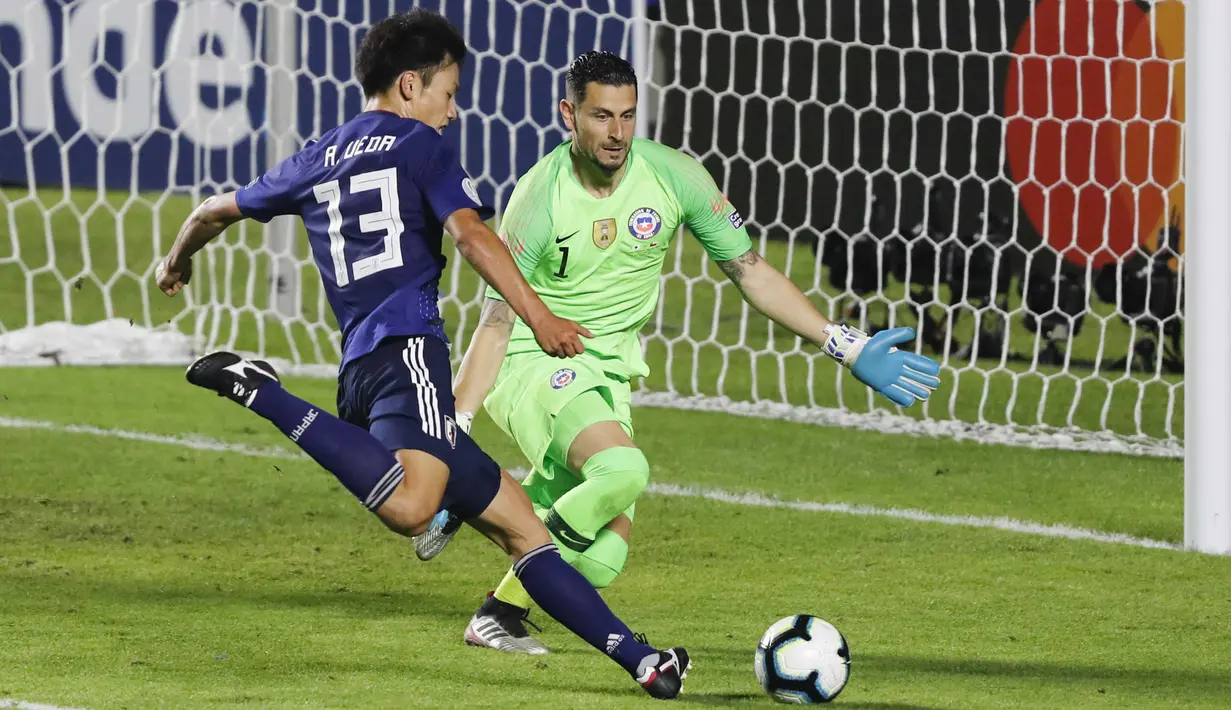 Kiper Chili, Gabriel Arias, menghadang tendangan striker Jepang, Ayase Ueda, pada laga Copa America 2019 di Stadion Morumbi, Selasa (18/7). Chili menang 4-0 atas Jepang. (AP/Nelson Antoine)