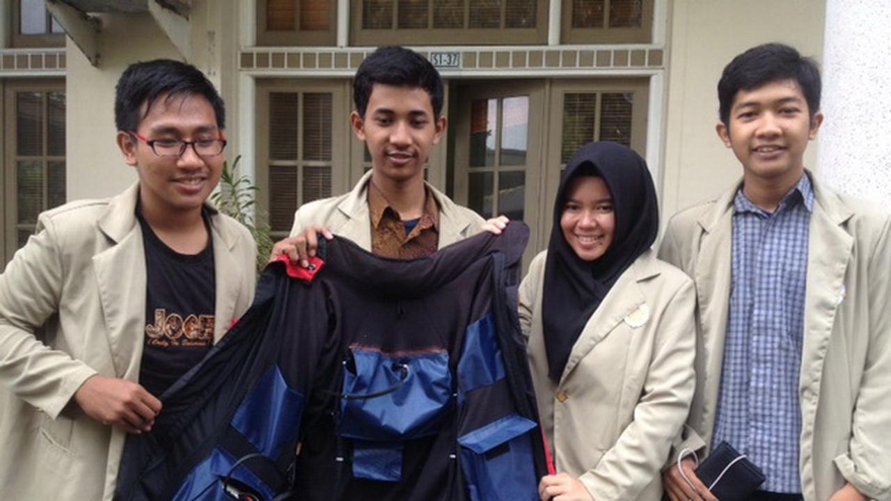 Jaket Pemijat UGM