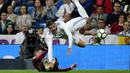 Aksi pemain Eibar, Arbilla menghalau bola dar kaki pemain Real Madrid, Theo Hernandez (kanan) pada lanjutan La Liga Santander di Santiago Bernabeu stadium, Madrid, (22/10/2017). Madrid menang 3-0. (AFP/Pierre-Philippe Marcou)