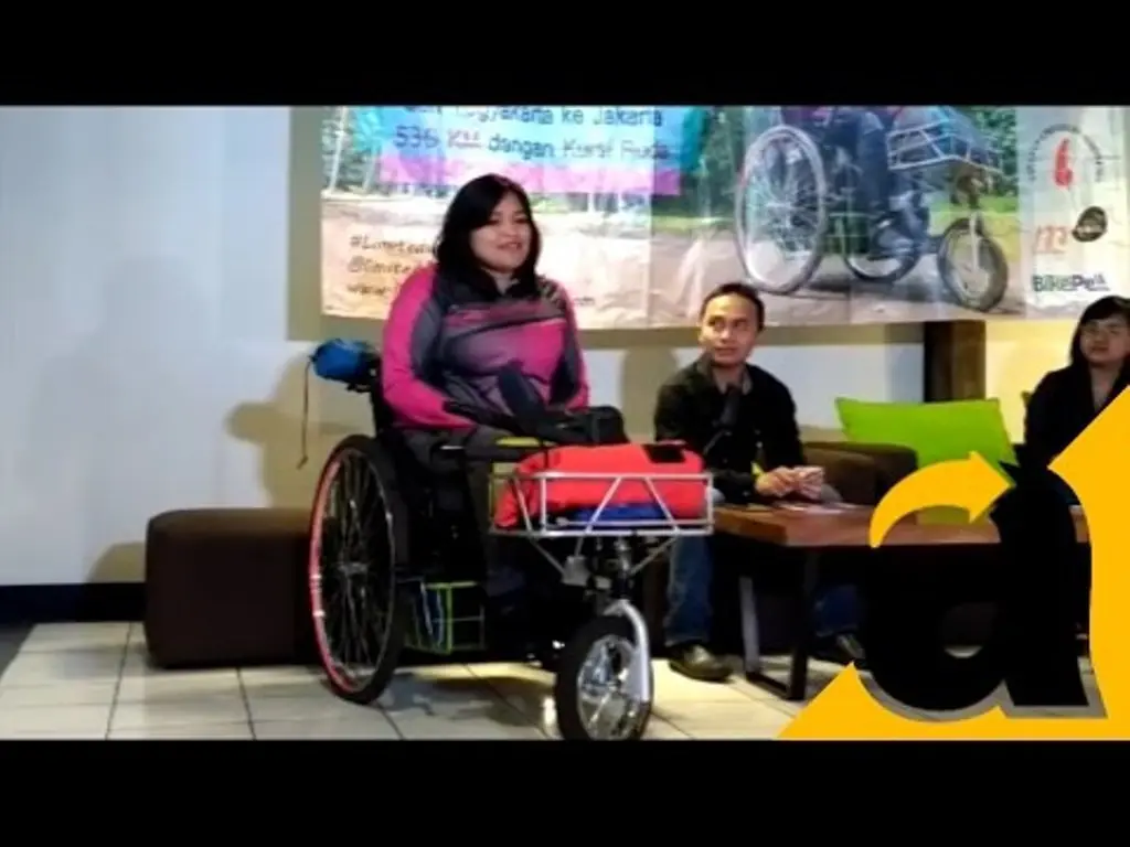Shinta rela menggunakan kursi roda dari Yogyakarta ke Jakarta | Sumber Foto: WN.com