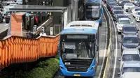 Bus Transjakarta saat melintasi jalur koridor I di Jakarta, Rabu (19/2/2025). (Liputan6.com/Angga Yuniar)