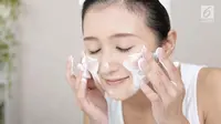 Bersihkan kulit wajah dari sisa makeup dan kotoran lainnya dengan cara ini. (Foto: Istockphoto)