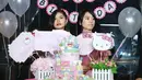 Ruangan di Blue Fox Restaurant and Lounge pada Jumat (5/8) malam, didominasi nuansa pink sesuai warna kesukaannya dan aksen Hello Kitty. Kue ultah berbentuk boneka dipesan secara khusus.  (Galih W. Satria/Bintang.com)