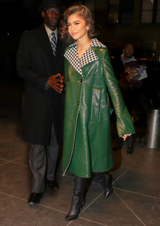 Hari yang Sibuk, Zendaya Ganti Pakaian 5 Kali dalam Sehari - Fashion