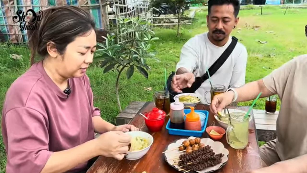 Jauh-jauh ke Jogja, Potret Sederhana Soimah Makan Soto Harga Rp5 Ribu di Pinggir Sawah - Dapat Rekomendasi Ajudan
