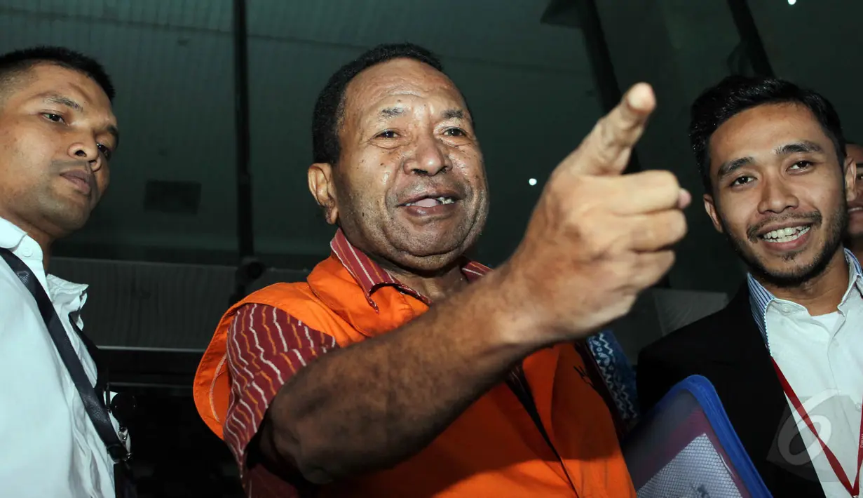 Mantan Kepala Dinas Pertambangan dan Energi Pemprov Papua Jannes Johan Karubaba, usai diperiksa di gedung KPK, Jakarta, Selasa (19/5/2015). Karubaba meminta wartawan untuk bernyanyi bersamanya. (Liputan6.com/Helmi Afandi)