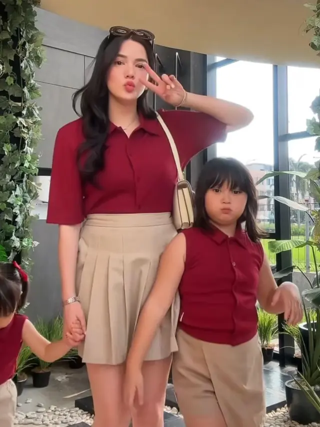 Alice Norin dan kedua putrinya pakai busana sarimbit atau kembaran