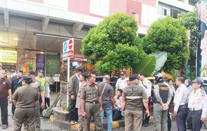 Satpol PP menindak dugaan praktik pungutan liar (pungli) oleh juru parkir (Jukir) di kawasan Blok M Square, Jalan Melawai V, Kebayoran Baru, Jakarta Selatan. (Satpol PP DKI Jakarta)