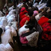 Sejumlah WNA menutupi wajahnya saat diamankan di Direktorat Jenderal Imigrasi, Jakarta, Minggu (1/1). Sebanyak 76 WNA yang bekerja sebagai therapist pijat, pemandu lagu serta pekerja seks komersia (PSK) berhasil diamankan. (Liputan6.com/Faizal Fanani)