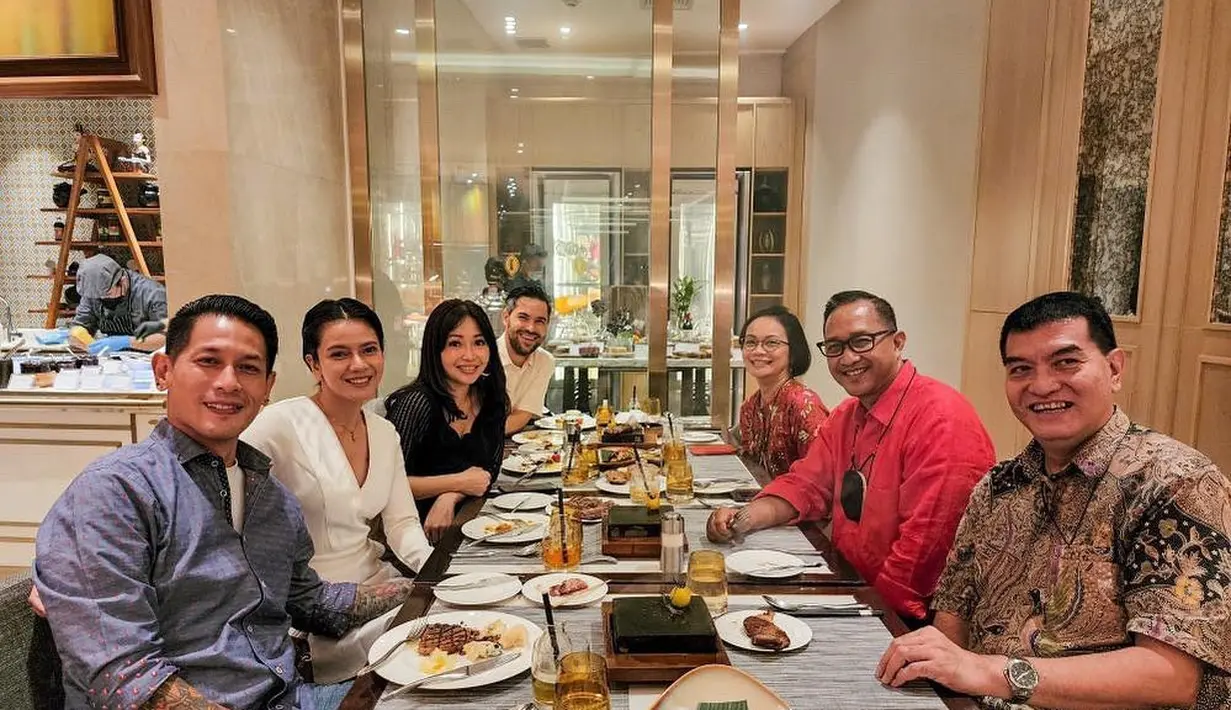 Kedekatan mereka juga sudah 'direstui' teman-teman dekat. Netter mendoakan keduanya langgeng dan berakhir sebagai jodoh. [Instagram instagram @ncit90]