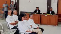 Para terdakwa di sidang dugaan korupsi akuisisi anak perusahaan PT Bukit Asam Tbk, yakni PT BMI yang mengakuisisi PT SBS di PN Palembang (Liputan6.com / Nefri Inge)