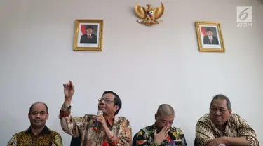 Anggota Dewan BPIP Mahfud MD (kedua kiri) memberikan keterangan kepada sejumlah media di Jakarta, Kamis (31/5). Dalam keterangannya Mahfud meluruskan soal hak keuangan yang tertuang dalam Perpres Nomor 42/2018. (Liputan6.com/Angga Yuniar)