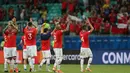 Para pemain Chile menyapa para suporter usai mengalahkan Ekuador dalam matchday kedua Grup C Copa America 2019 di Arena Fonte Nova, Salvador, Brasil, Jumat (21/6/2019). Chile melaju ke perempatfinal Copa America 2019. (AP Photo/Natacha Pisarenko)