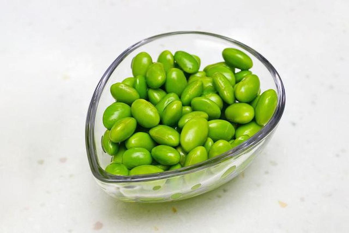 Edamame mengandung kalsium dan zat besi untuk membantu pembentukan tulang serta mencegah anemia.