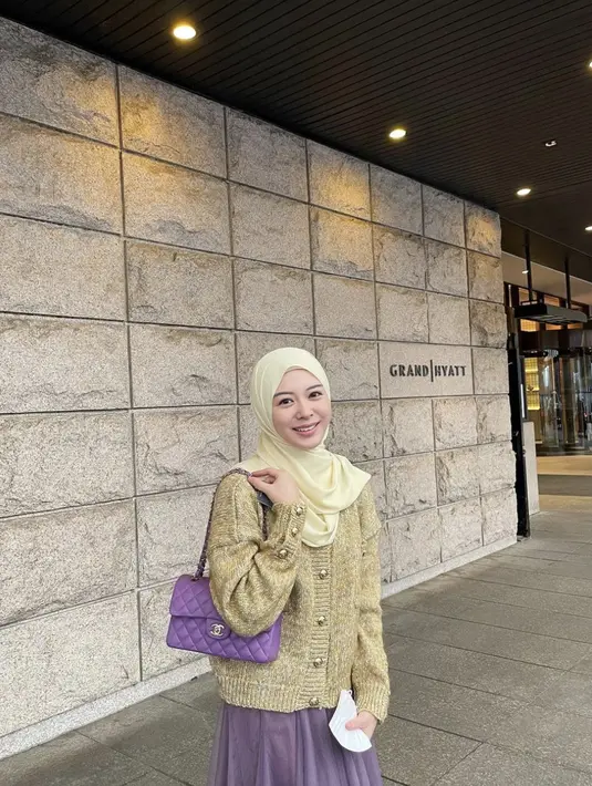 Nuansa kuning muda bisa membuat tampilan terlihat pucat. Untuk berikan kesan fresh, paduan warna ungu, emas, seperti yang dipakai Ayana Moon bisa terlihat sempurna. [Foto: Instagram/ Ayana Moon]
